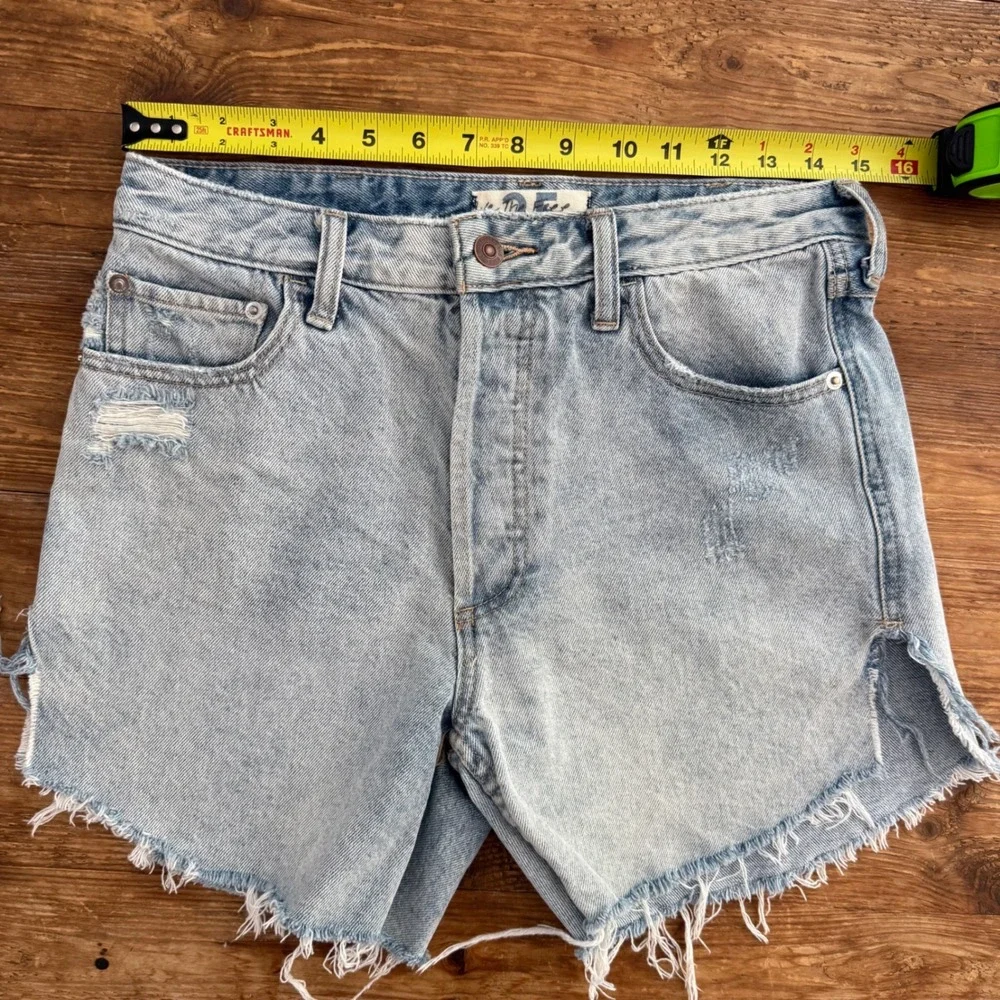 Free People We The Free Cut Off Denim Shorts Light Wash Distressed Womens 25 EUC